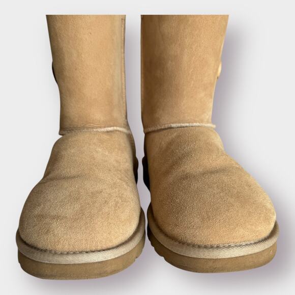 UGG‎ Australia Boots with Bailey Button - Picture 6 of 12